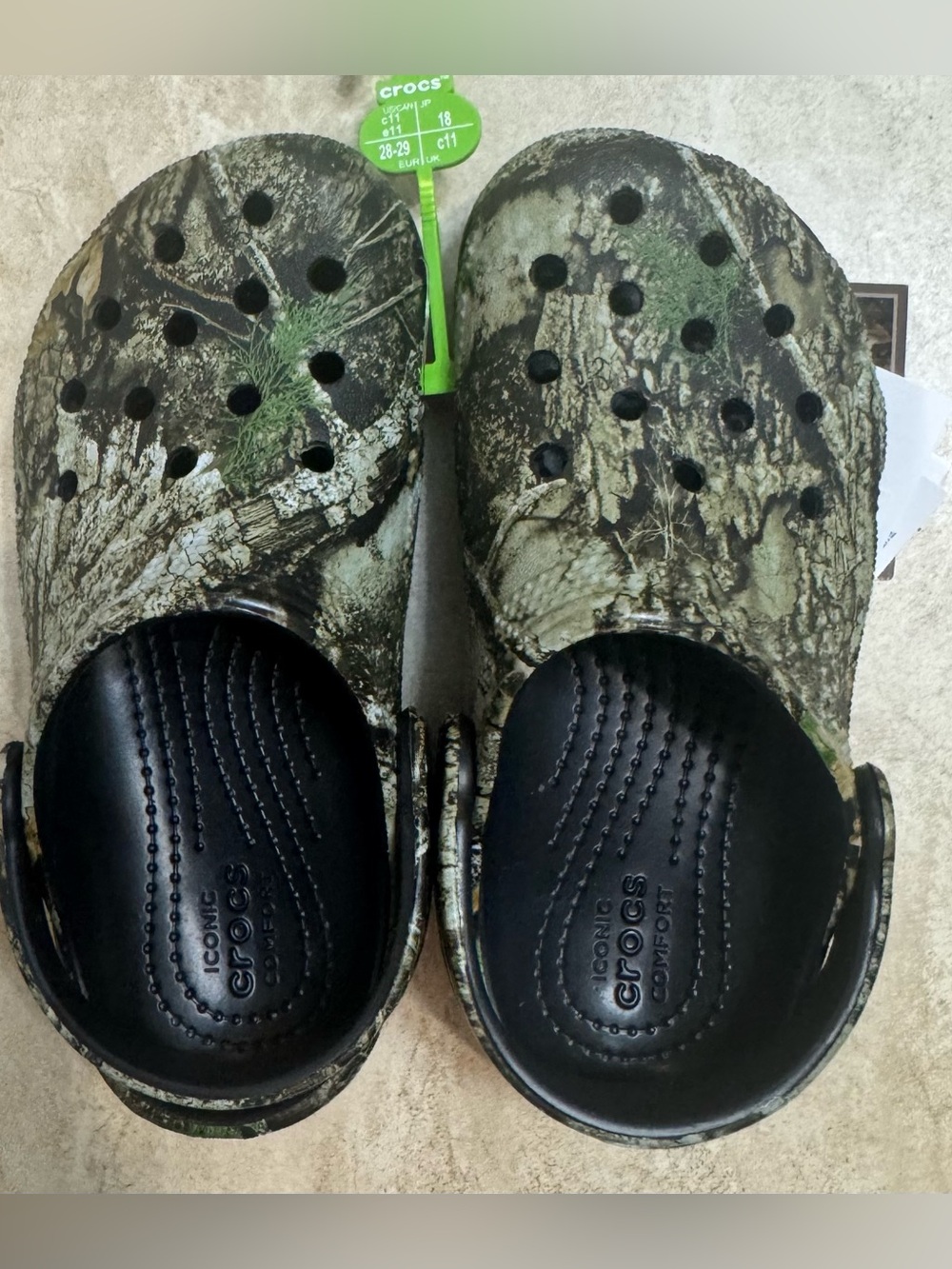 Crocs Kids' Realtree APX Classic Clog - Picture 5 of 9